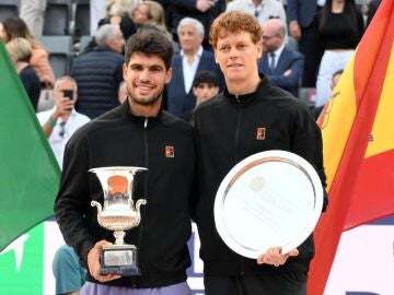 Carlos Alcaraz y Jannik Sinner tras la final en Roma