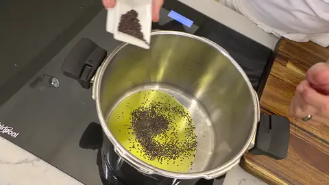 Añade las semillas de mostaza Añade las semillas de mostaza