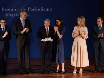 Los reyes Felipe y Letizia entregan el Premio APM al Mejor Periodista del A&ntilde;o 2024 a Vicente Vall&eacute;s, director y presentador de Noticias 2 en Antena 3