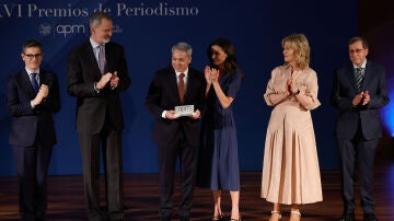 Los reyes Felipe y Letizia entregan el Premio APM al Mejor Periodista del Año 2024 a Vicente Vallés, director y presentador de Noticias 2 en Antena 3