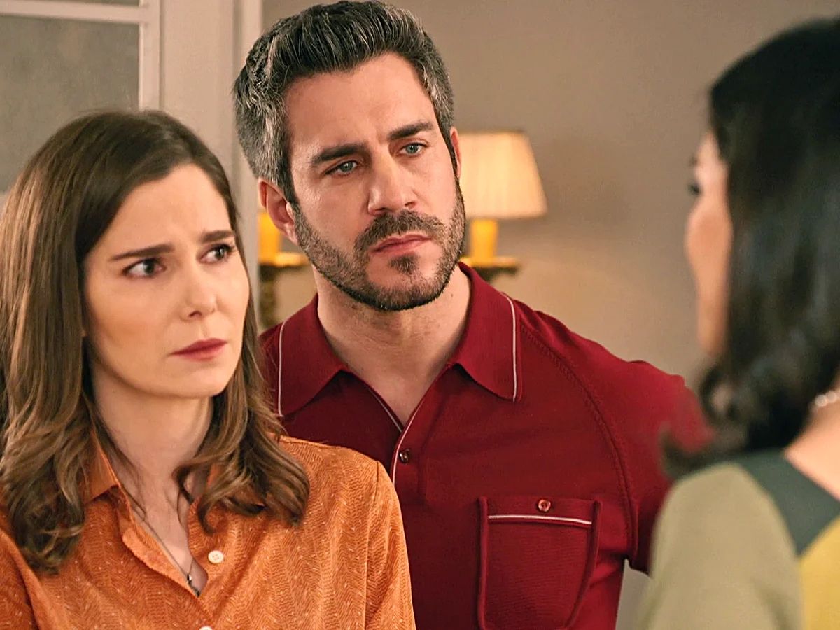 Andrés no acepta el chantaje de María y ella decide seguir adelante con su amenaza de vender las acciones de Julia