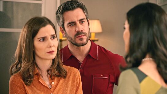 Andr&eacute;s no acepta el chantaje de Mar&iacute;a y ella decide seguir adelante con su amenaza de vender las acciones de Julia 