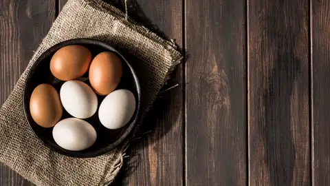 Huevos blancos y marrones Huevos blancos y marrones