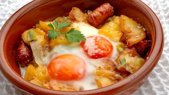 Huevos con patatas y chistorra, de Karlos Argui&ntilde;ano: "Un plato sencillo y casero de toda la vida"