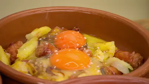 Agrega 2 huevos a cada una y sazónalos Agrega 2 huevos a cada una y sazónalos