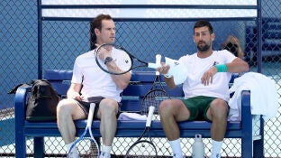 Novak Djokovic y Andy Murray conversan en las instalaciones del Miami Open