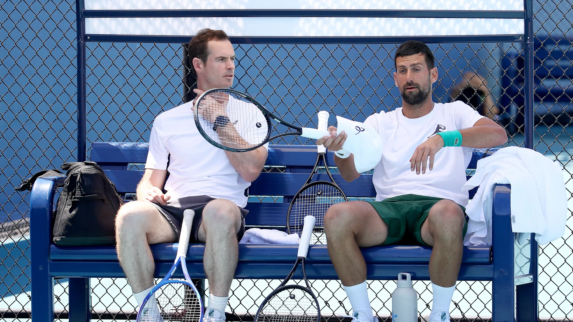 Novak Djokovic y Andy Murray conversan en las instalaciones del Miami Open Novak Djokovic y Andy Murray conversan en las instalaciones del Miami Open