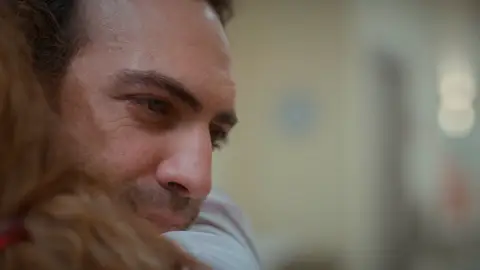 Evren sale del quirófano y corre a abrazar a Bahar: “Todo ha salido bien” Evren sale del quirófano y corre a abrazar a Bahar: “Todo ha salido bien”