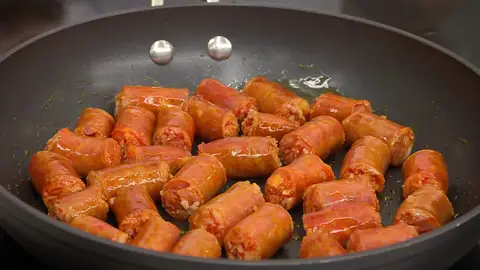 Corta la chistorra en trozos de 3 cm. y fríelos bien Corta la chistorra en trozos de 3 cm. y fríelos bien