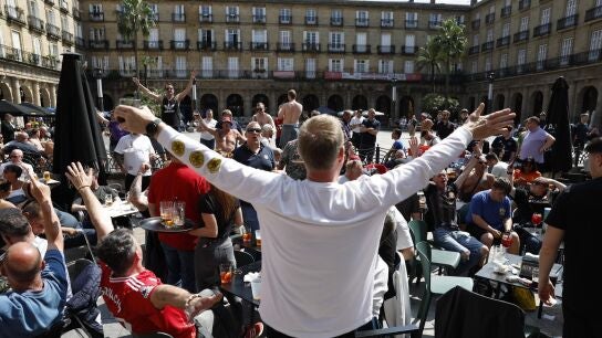 Aficionados del Manchester United se divierten en los bares de Bilbao