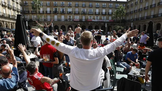 Aficionados del Manchester United se divierten en los bares de Bilbao Aficionados del Manchester United se divierten en los bares de Bilbao