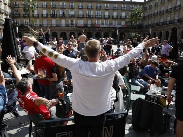Aficionados del Manchester United se divierten en los bares de Bilbao