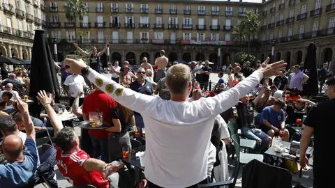 Aficionados del Manchester United se divierten en los bares de Bilbao Aficionados del Manchester United se divierten en los bares de Bilbao