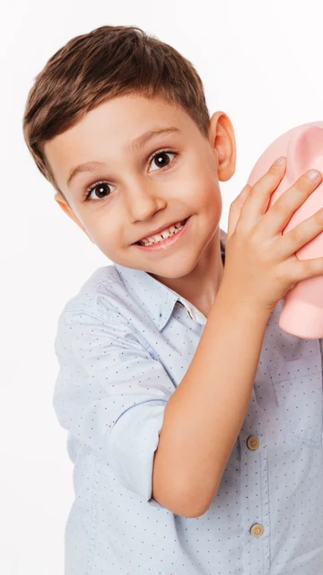 Un niño sujetando una hucha