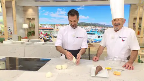 Redondea los trozos de la masa y colócalos sobre un trozo grande de papel de horno Redondea los trozos de la masa y colócalos sobre un trozo grande de papel de horno