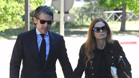 Olivia de Borb&oacute;n llega al tanatorio junto a su marido, Juli&aacute;n Porras