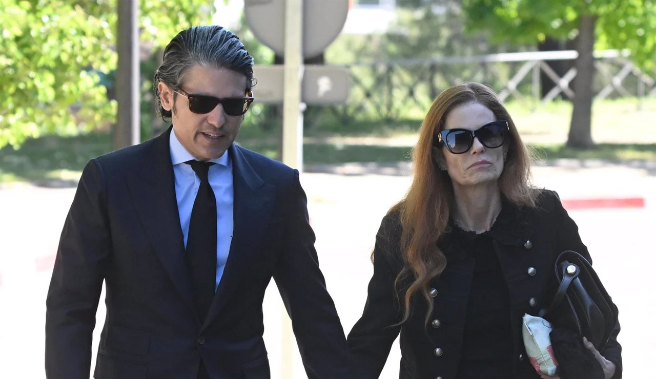 Olivia de Borbón llega al tanatorio junto a su marido, Julián Porras