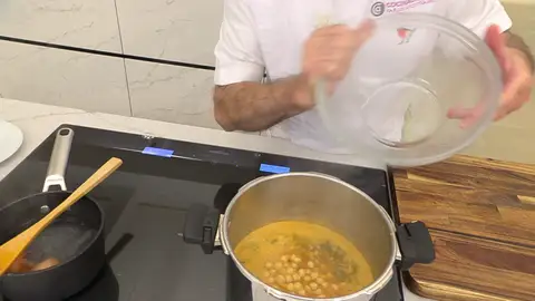 Escurre los garbanzos e incorpóralos a la olla Escurre los garbanzos e incorpóralos a la olla