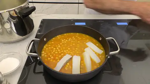 Corta los lomos de bacalao en bastones gruesos, colócalos sobre el guiso Corta los lomos de bacalao en bastones gruesos, colócalos sobre el guiso