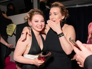 Mia Threapleton y su madre, Kate Winslet Mia Threapleton y su madre, Kate Winslet