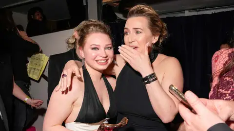 Mia Threapleton y su madre, Kate Winslet Mia Threapleton y su madre, Kate Winslet