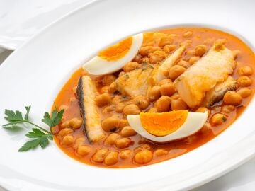 Garbanzos marinera con bacalao, de Karlos Arguiñano: "Un plato único de 10 para toda la familia"