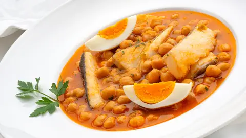 Garbanzos marinera con bacalao, de Karlos Arguiñano: "Un plato único de 10 para toda la familia" Garbanzos marinera con bacalao, de Karlos Arguiñano: "Un plato único de 10 para toda la familia"