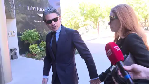 Olivia de Borbón y su marido Julián Porras, en el tanatorio Olivia de Borbón y su marido Julián Porras, en el tanatorio