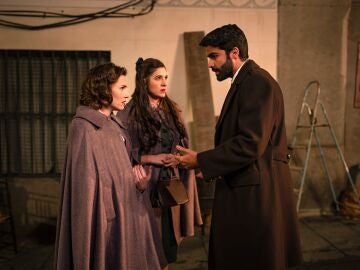 Ra&uacute;l cancela su cita con Mar&iacute;a para ayudar a Carmen y Claudia tras el robo de la furgoneta 