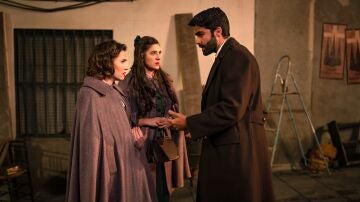 Raúl cancela su cita con María para ayudar a Carmen y Claudia tras el robo de la furgoneta 