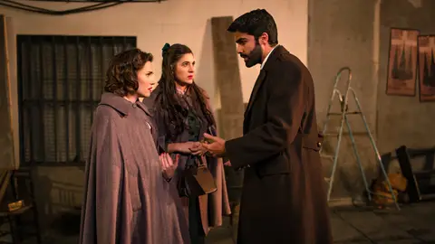 Raúl cancela su cita con María para ayudar a Carmen y Claudia tras el robo de la furgoneta Raúl cancela su cita con María para ayudar a Carmen y Claudia tras el robo de la furgoneta