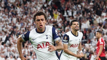 Brennan Johnson celebra el único gol de la final de la Europa League en San Mamés