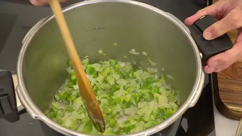 Sazona y rehoga las hortalizas Sazona y rehoga las hortalizas