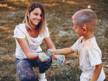 Madre jugando en el parque con su hijo