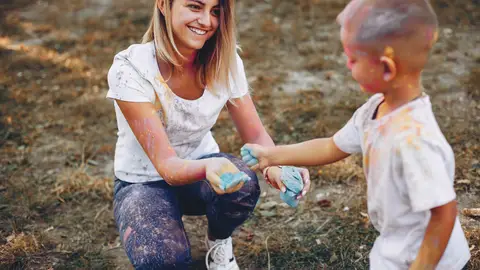 Madre jugando en el parque con su hijo Madre jugando en el parque con su hijo
