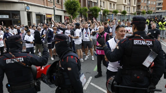 Agentes de la Ertzaintza vigilan a un grupo de aficionados del Tottenham Agentes de la Ertzaintza vigilan a un grupo de aficionados del Tottenham