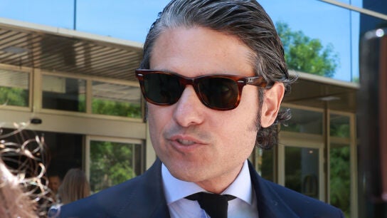 Juli&aacute;n Porras atendiendo a los medios de comunicaci&oacute;n