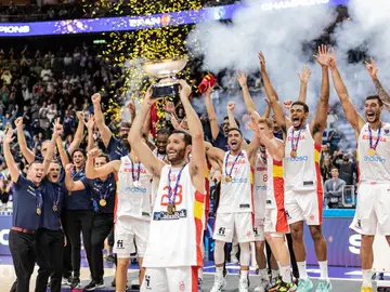 Rudy Fernandez levanta el trofeo del Eurobasket 2022 Rudy Fernandez levanta el trofeo del Eurobasket 2022