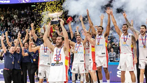 Rudy Fernandez levanta el trofeo del Eurobasket 2022 Rudy Fernandez levanta el trofeo del Eurobasket 2022