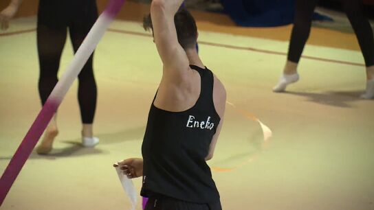 Eneko Lambea, en un entrenamiento de gimnasia r&iacute;tmica