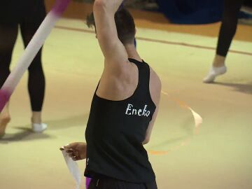 Eneko Lambea, en un entrenamiento de gimnasia rítmica Eneko Lambea, en un entrenamiento de gimnasia rítmica