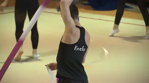 Eneko Lambea, en un entrenamiento de gimnasia rítmica Eneko Lambea, en un entrenamiento de gimnasia rítmica