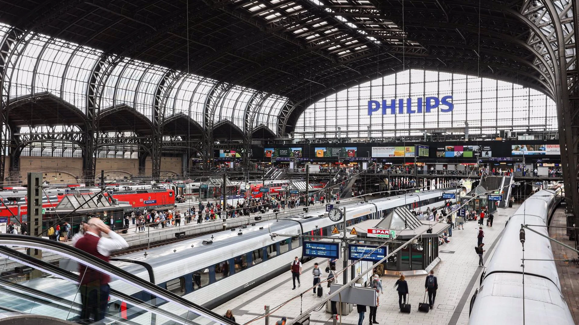 Heridas doce personas en un ataque con arma blanca en la estación de tren de Hamburgo (Alemania) Heridas doce personas en un ataque con arma blanca en la estación de tren de Hamburgo (Alemania)