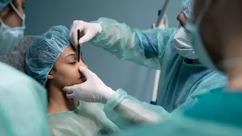 Mujer en la preparación de una cirujía estética Mujer en la preparación de una cirujía estética