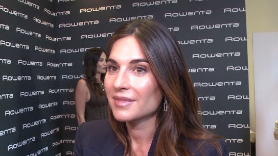 Lourdes Montes atendiendo a la prensa