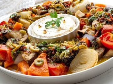 Verduras asadas con camembert fundido