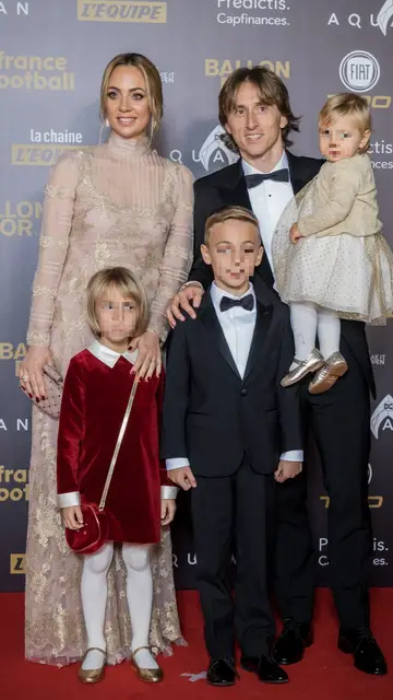 Luka Modric con su mujer y sus hijos Luka Modric con su mujer y sus hijos