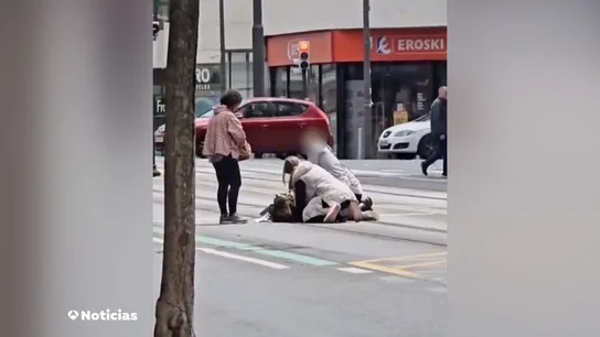 Un ertzaina fuera de servicio detiene a un ladrón en Bilbao Vídeo: Un ertzaina fuera de servicio detiene a un ladrón en Bilbao