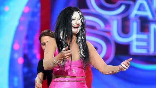 La venganza de Flo fracasa: ¡Silvia Abril acaba la gala dándose un tartazo a sí misma! La venganza de Flo fracasa: ¡Silvia Abril acaba la gala dándose un tartazo a sí misma!
