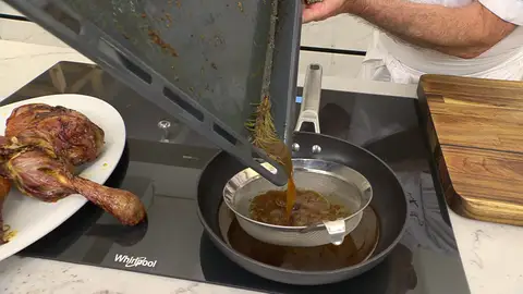 Pasa las paletillas a una fuente, cuela el jugo a una sartén Pasa las paletillas a una fuente, cuela el jugo a una sartén